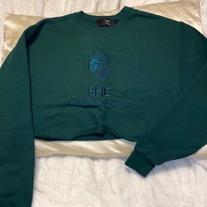 SHE Wolves Worldwide Stitched cropped crewneck forest green • DarcSport